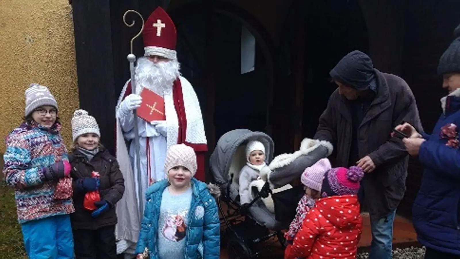 Nikolausbesuch zum Patrozinium der St. Nikolauskirche bei Mähring. (Bild: Angela Mayer)