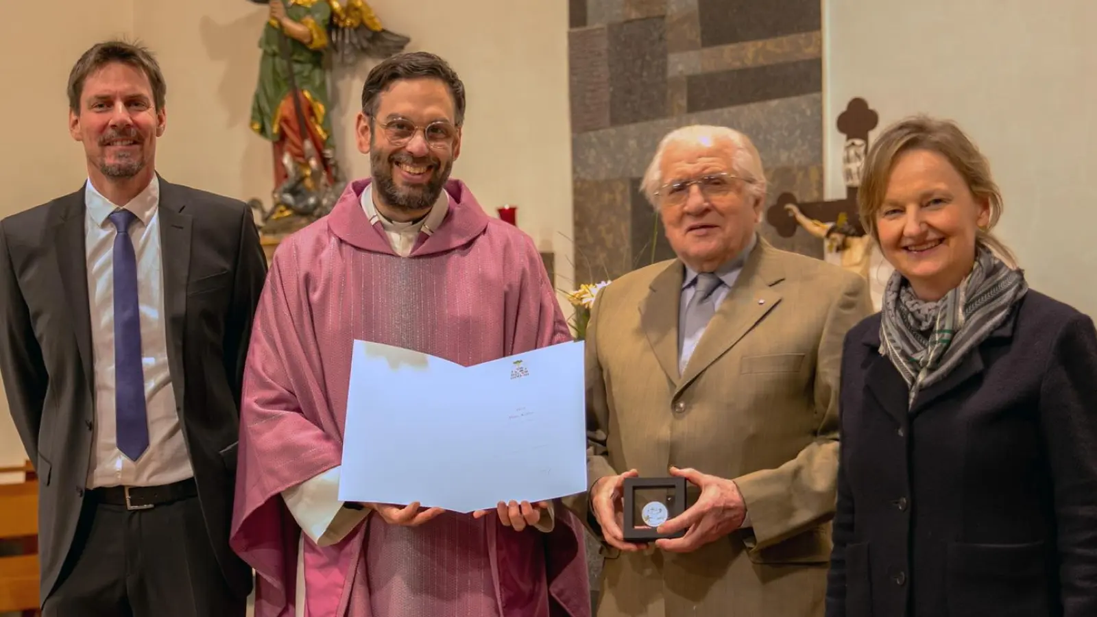 Katechist und Kirchenpfleger Stefan Hüttl, Pfarrer Dominik Mitterer, Kantor Hans Koller und Gemeindereferentin Regina Probst (v.l.n.r.) freuen sich über die bischöfliche Ehrung von Hans Koller. (Bild: Ludwig Schneider)