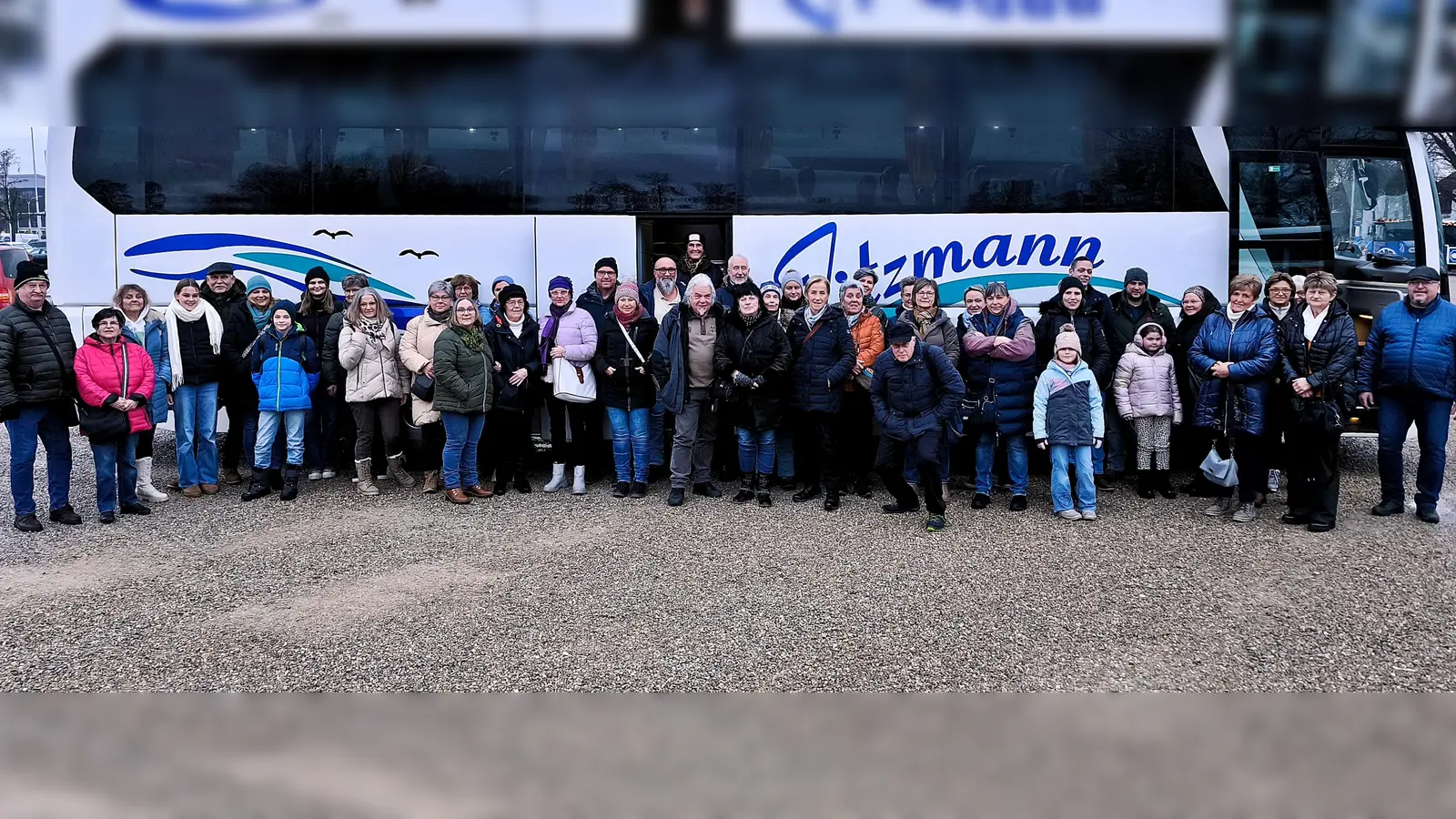 Das Bild zeigt die Ausflügler in Abensberg vor dem abfahrtsbereiten Bus. (Bild: Hans Jürgen Meier)