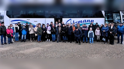 Das Bild zeigt die Ausflügler in Abensberg vor dem abfahrtsbereiten Bus. (Bild: Hans Jürgen Meier)