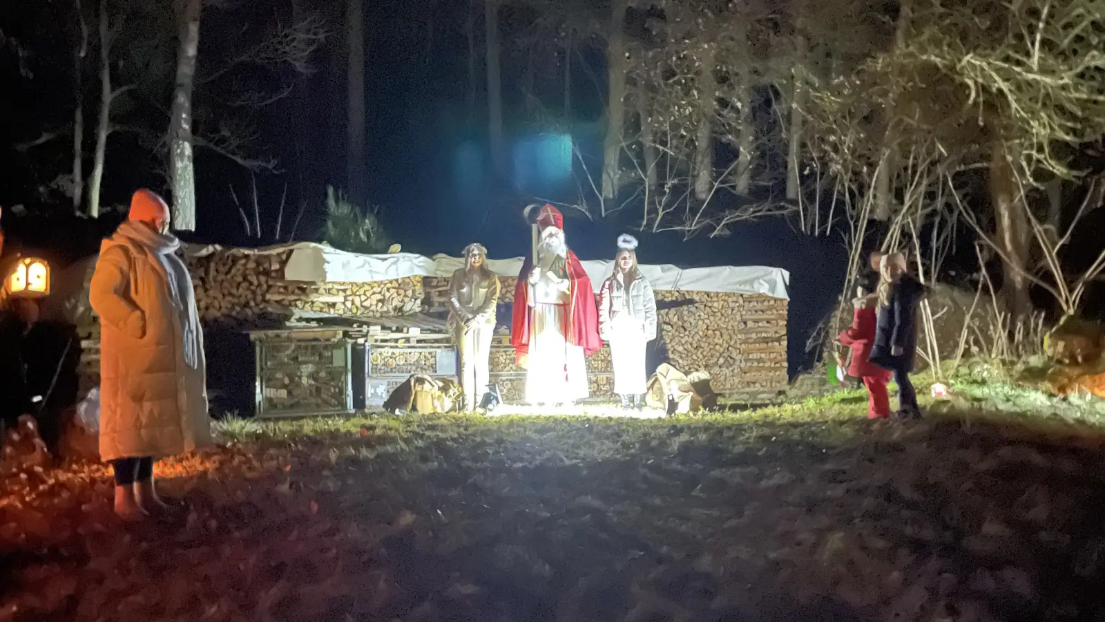 Der Hl. Nikolaus besucht die Kinder vom Kindergarten St. Marien. (Bild: Marie Gradl)
