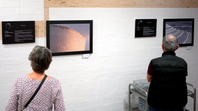 Mit großem Interesse betrachten Besucher die Fotos der Ausstellung. (Bild: Achim Groth)