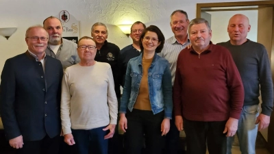 die anwesenden geehrten Mitglieder des Kaninchenzuchtvereins B826 Konnersreuth, zusammen mit Bürgermeister Max Bindl und 1. Vorsitzendem Reinhard Wurm. (Bild: Andrea Zandt)