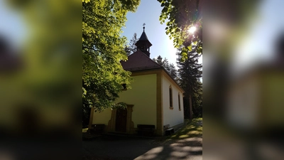  Aussenansicht der Kirche bei Sonnenaufgang, welche sich zugleich im Wegenetz des fränkischen Marienweges befindet.  (Bild: Herbert Ziegler)