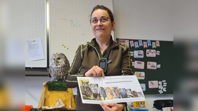 Naturkunde hautnah: Michaela Domeyer erklärt die heimische Eulenwelt, während Botschafterin Birke aufmerksam das Klassenzimmer im Blick behält. (Bild: Johannes Bradtka)
