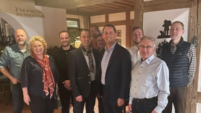 Die Teilnehmer der Jahreshauptversammlung von links nach rechts: Josef Paulus, Claudia Mendel Geschäftsführerin der Kreishandwerkerschaft Schwandorf, Vincent Paulus, Hubert Piehler, Josef Stiegler, Hans Kuttner, Christian Wolf, Andreas Stiegler, Hans Fischer stv. Kreishandwerksmeister, Hans Pesold (Bild: Dr. Fritz Jacob)