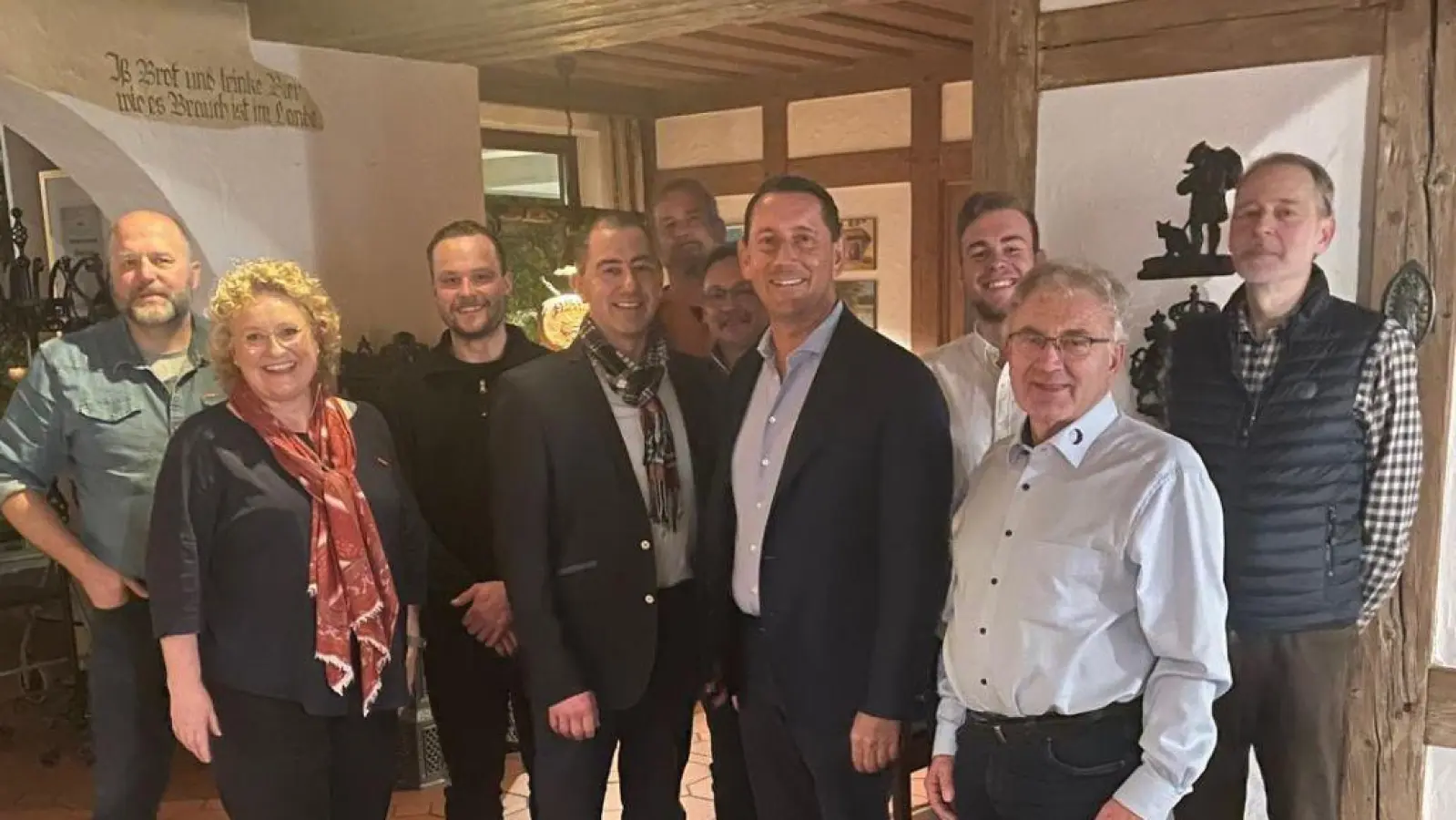 Die Teilnehmer der Jahreshauptversammlung von links nach rechts: Josef Paulus, Claudia Mendel Geschäftsführerin der Kreishandwerkerschaft Schwandorf, Vincent Paulus, Hubert Piehler, Josef Stiegler, Hans Kuttner, Christian Wolf, Andreas Stiegler, Hans Fischer stv. Kreishandwerksmeister, Hans Pesold (Bild: Dr. Fritz Jacob)