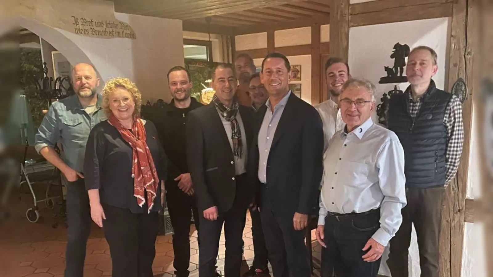 Die Teilnehmer der Jahreshauptversammlung von links nach rechts: <br>Josef Paulus, Claudia Mendel Geschäftsführerin der Kreishandwerkerschaft Schwandorf, Vincent Paulus, Hubert Piehler, Josef Stiegler, Hans Kuttner, Christian Wolf, Andreas Stiegler, Hans Fischer stv. Kreishandwerksmeister, Hans Pesold <br> (Bild: Fritz Jacob )