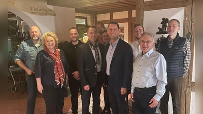 Die Teilnehmer der Jahreshauptversammlung von links nach rechts: <br>Josef Paulus, Claudia Mendel Geschäftsführerin der Kreishandwerkerschaft Schwandorf, Vincent Paulus, Hubert Piehler, Josef Stiegler, Hans Kuttner, Christian Wolf, Andreas Stiegler, Hans Fischer stv. Kreishandwerksmeister, Hans Pesold <br> (Bild: Fritz Jacob )