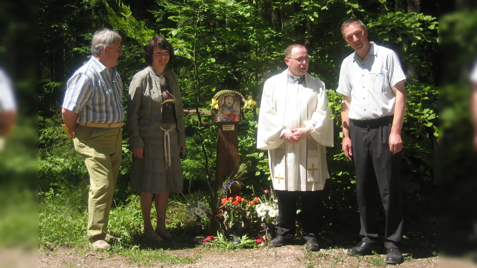 Am 11. Juni 2006 weihte der damalige Pfarrer von Hohenkemnath, Pater Marek Michalak (2. von rechts), das von der Künstlerin Ruth Welnhofer<br>aus Kümmersbruck gemalte Bild ein. Der damalige Jagdpächter Dr. Albrecht Dübeler (ganz links) und Waldbesitzer Hermann Schmaußer (ganz rechts) (Bild: Josef Schmaußer)