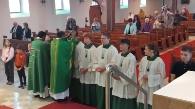 Pfarrer Julius Johnrose und Pfarrvikar Pater Avinash Joseph bei der Segnung der Schüler. (Bild: Robert Bauer)