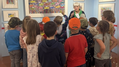 Sowohl Kinder als auch Lehrer waren mit Begeisterung dabei und bewunderten die Kunstwerke. (Bild: Simone Schieder)