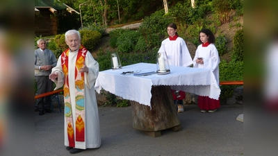 Pfarrer Andreas Schlagenhaufer, geb. Söllitzer, und jetzt in Ruhestand in Regenstauf, mit den Ministrantinnen Johanna und Antonia. (Bild: Sieglinde Schärtl )
