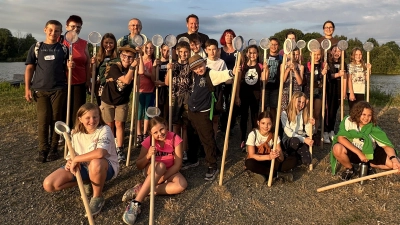 Was lebt im und am Teich? Mit Keschern waren alle Kinder eifrig dabei, um diese Frage zu beantworten.  (Bild: Sigrid Reger-Scharf)