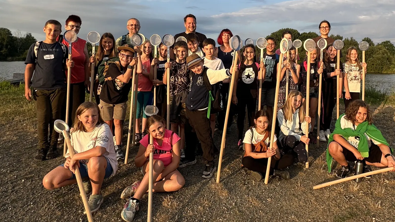 Was lebt im und am Teich? Mit Keschern waren alle Kinder eifrig dabei, um diese Frage zu beantworten.  (Bild: Sigrid Reger-Scharf)