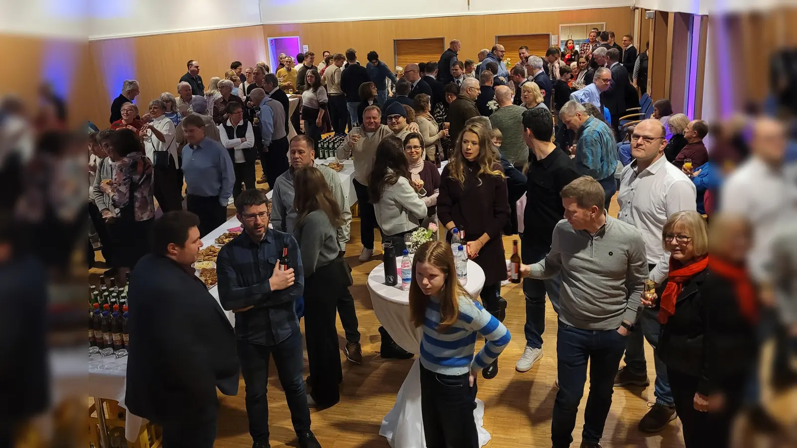 Viele Gläubige folgten der Einladung des Pfarrgemeinderates zum 10. Neujahrsempfang in den Pfarrsaal St. Konrad.  (Bild: Michael Jakob)