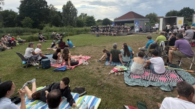Über 70 Musiker des Nachwuchsorchesters und des Jugendblasorchesters Vilseck präsentierten beim Picknick-Konzert in der Vilsaue den vielen Besuchern einen bunten Melodienstrauß mit Polkas und Märschen sowie bekannten Musicalmelodien. (Bild: Stefanie Gradl)
