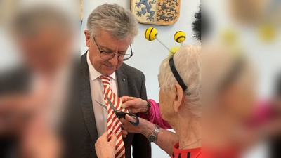 Bürgermeister Wolfgang Braun lässt den Brauch über sich ergehen (Bild: Brigitte Engelmann)