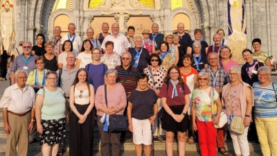 Das Bild zeigt die Teilnehmer der Lourdeswallfahrt, im Bild links Mitte Pater Benedikt, rechts unten Marianne Greiner, Organisation (Bild: Marianne Greiner)