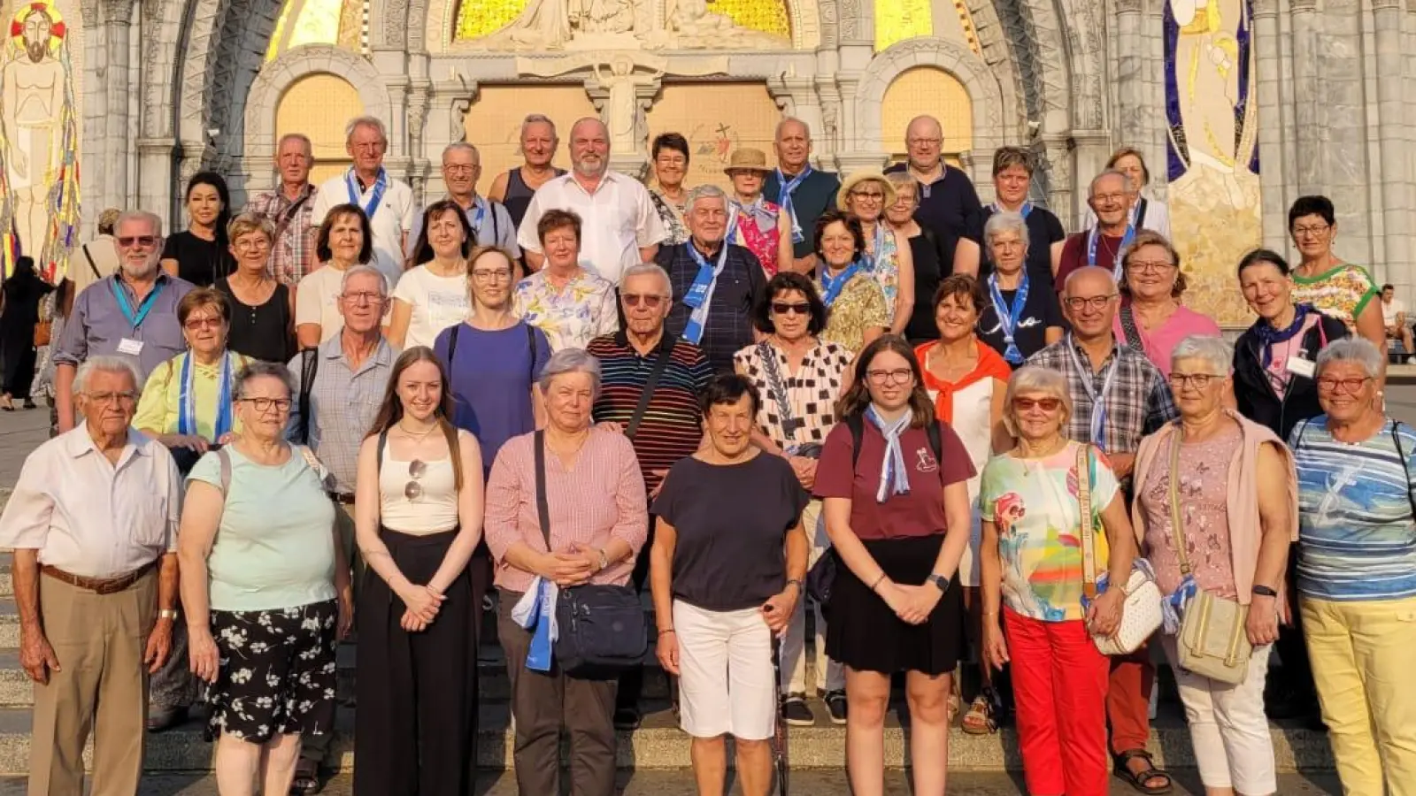 Das Bild zeigt die Teilnehmer der Lourdeswallfahrt, im Bild links Mitte Pater Benedikt, rechts unten Marianne Greiner, Organisation (Bild: Marianne Greiner)