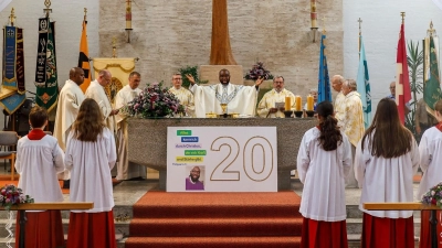 Jubilar Bonaventure Ukatu (mittig) beim Festgottesdienst mit den teilnehmenden Priesterkollegen (Bild: Josef Wiesent)