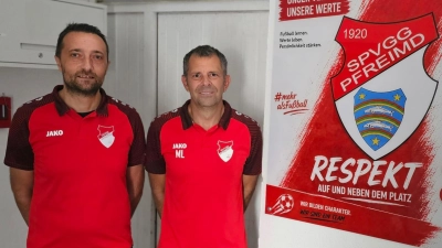 Tobias Bernklau (1. Spartenleiter) und Michael Lottner (Jugend- und Torwarttrainer) stellen das neue Jugendkonzept der SpVgg Pfreimd vor. (Bild: Michael Lottner)