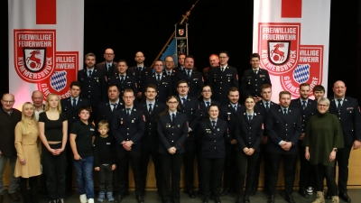 Hier die aktive Mannschaft mit den bestandenen Lehrgängen und den Beförderungen, sowie den neuen Vereinsmitgliedern. (Bild: Florian Schlegel )