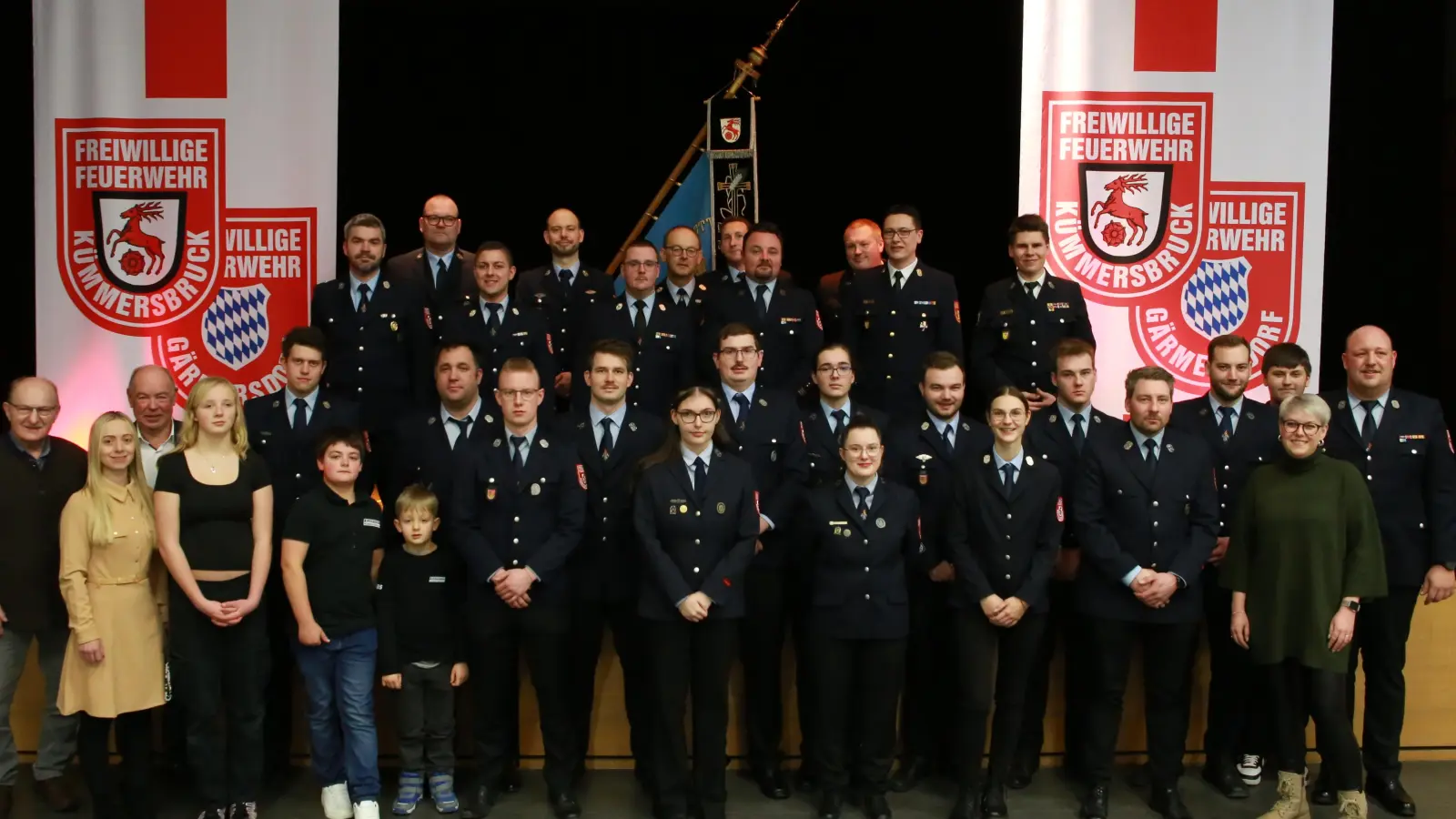 Hier die aktive Mannschaft mit den bestandenen Lehrgängen und den Beförderungen, sowie den neuen Vereinsmitgliedern. (Bild: Florian Schlegel )