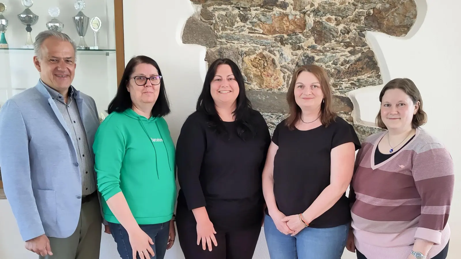 Vorsitzender Roland Grillmeier, der Verein Happynest und Leitung Christina Ponader (Bild: Erwin Bösl)