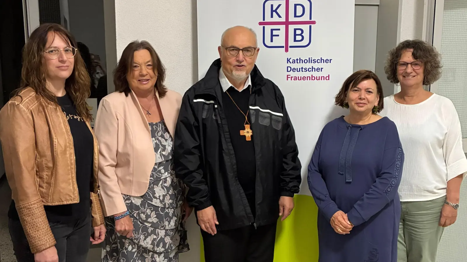 von Links: Simone Oppl (Team), Olga Luft (Team), Pfarrer i. R. BGR Anton Witt (geistlicher Beirat), Eva Hambach (stellvertretende Diözesanvorsitzende), Monika Sommer (Team). (Bild: Jacqueline Stang)