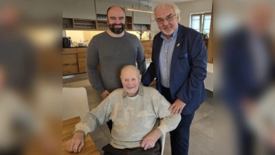 CSU OV Johannes Weinmann (link) und Marktgemeinderat Werner Koller (recht) gratulieren Otto Kienberger (Mitte) zum 90. Geburtstag (Bild: Johannes Weinmann )