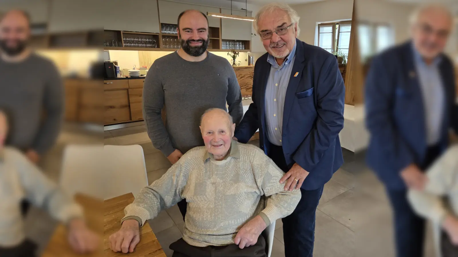CSU OV Johannes Weinmann (link) und Marktgemeinderat Werner Koller (recht) gratulieren Otto Kienberger (Mitte) zum 90. Geburtstag (Bild: Johannes Weinmann )