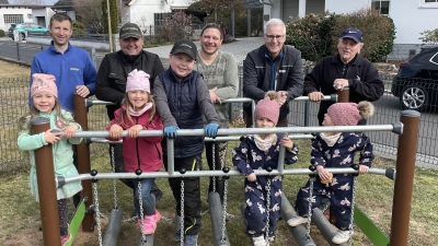 Die Vorstandschaft der Siedlergemeinschaft montierte die neue Balancier-und Wackelbrücke zur Freude der Kinder (Bild: Johannes Wittmann )