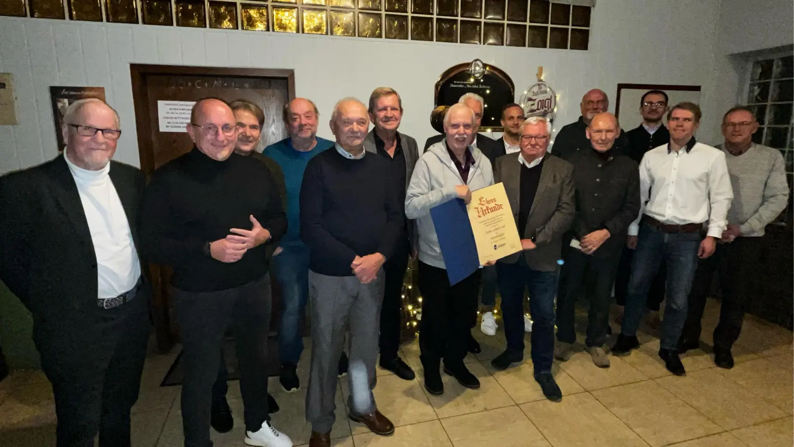 Gruppenfoto Ehrungen:Siegfried Tappert,Reinhard Hanft,Kenan Gülmen,Thomas Fiebig,Bernhard Schmid,Norbert Schuller,Gerhard Laab,Dieter Sagolla,Ernst Gamm,Marcel Pröhl,Karlheinz Hoyer,Jürgen Gleixner,Sebastian Küffner,Klaus Haberkorn,Eckbert Vollath (Bild: Johannes Franz)