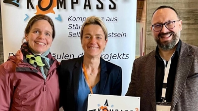 Freude über die Auszeichnung: Realschuldirektor Holger König und Konrektorin Julia Emmerling von der Realschule Kemnath nahmen bei der Verleihung in Regensburg gemeinsam mit der regionalen KOMPASS-Projektleiterin, Beratungsrektorin Erika Ohland, die Urkunde entgegen. (Bild: Simone Sieber)