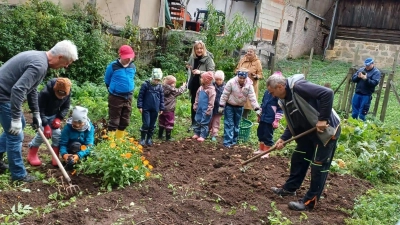 Mit Feuereifer waren die Kinder beim Kartoffelgraben dabei.  (Bild: Norbert Oder )
