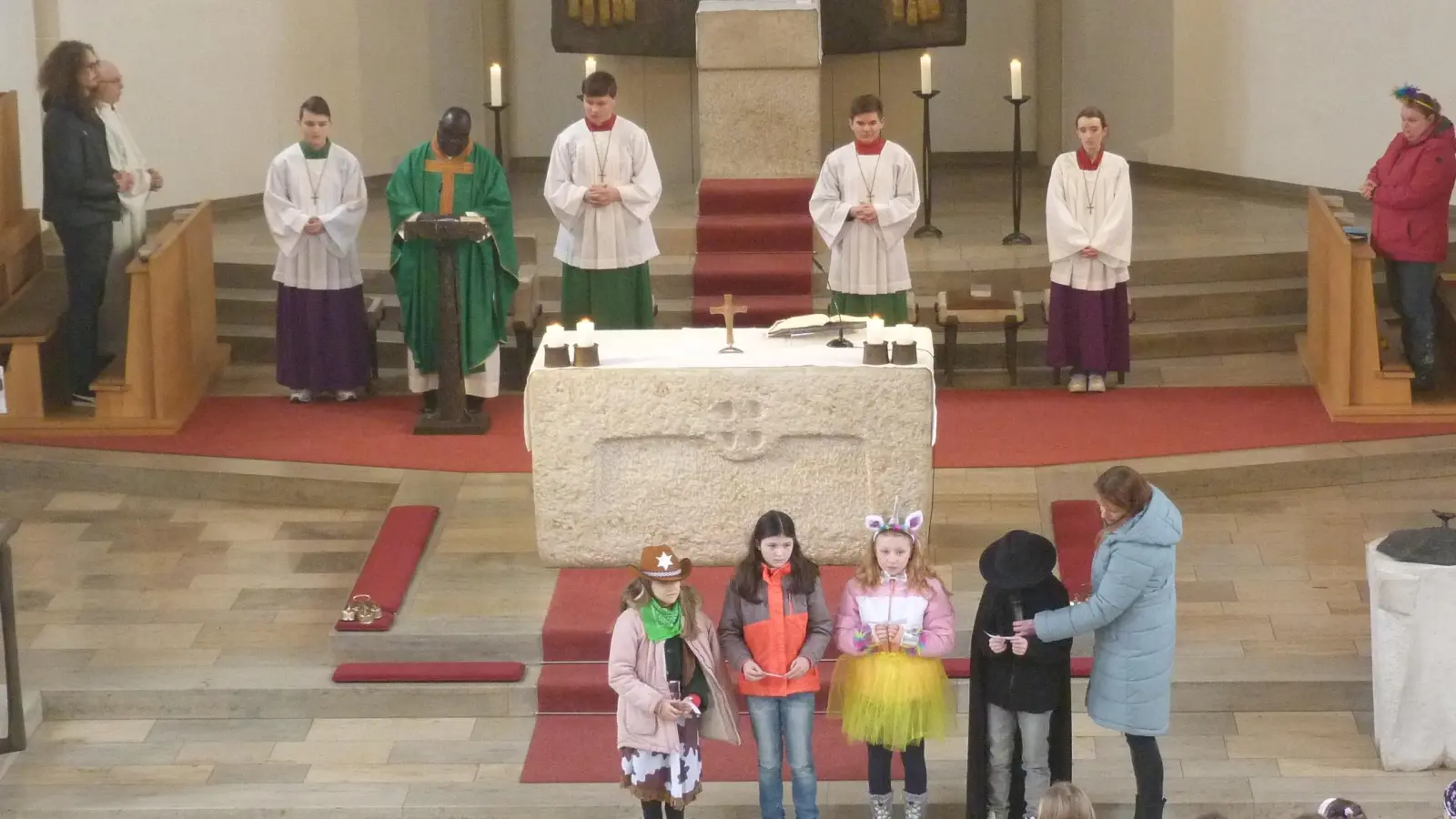 Vortragen der Fürbitten durch Kinder beim Familiengottesdienst am Faschingssonntag (Bild: Priska Hofmann)