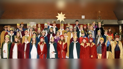 Die Sternsinger der Pfarrei Aschach-Raigering, die in diesen Tagenden Segen in die Häuser und Wohnungen bringen und sich für Kinderrechte auf Schutz und Bildung einsetzen. (Bild: Alfred Schorner)