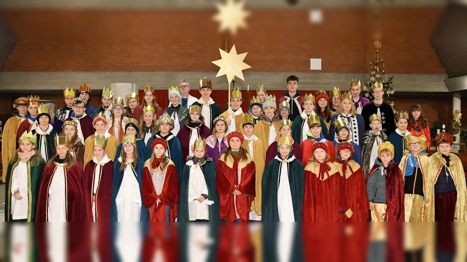 Die Sternsinger der Pfarrei Aschach-Raigering, die in diesen Tagenden Segen in die Häuser und Wohnungen bringen und sich für Kinderrechte auf Schutz und Bildung einsetzen. (Bild: Alfred Schorner)