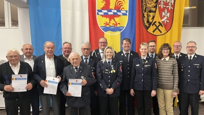 Bei der Ehrung (von links): Franz Graf, 2. Bürgermeister Georg Götz, Konrad Huber, Pfarrer Michael Birner, Erwin Stubenvoll, Torsten Bäumler, Stefan Weber, Annemarie Lindner, Christian Klier, Vorsitzende Marion Bäumler, stellvertretender Vorsitzender Marius Wawersig, 3. Bürgermeisterin Evi Höllerer, Kreisbrandrat Christof Strobl und Kreisbrandmeister Thomas Wiesent. (Bild: Alexander Klier)