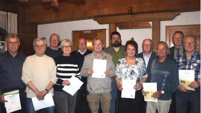 Der 1.Vorsitzende Klaus Frieser (2. v. rechts), würdigte gemeinsam mit dem Vorsitzenden des Kreis Verbands Klaus Bleisteiner (3. v. links) und 1.Bürgermeister Stefan Frank (7. v. links) die Treue für 25 Jahre Mitgliedschaft. Ein besonders Dankeschön galt Erwin Heuberger (links) der bereits 50 Jahre dem Verein angehört. Bild: Anton Fenk (Bild: Anton Fenk)