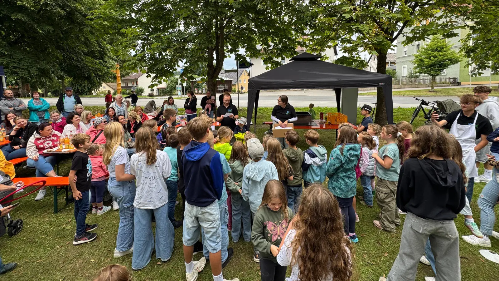 77 Kinder und viele Eltern waren am Zimmerplatz bei der Tombola und Siegerehrung vor dem Grillstand versammelt. (Bild: Stefan Voit)
