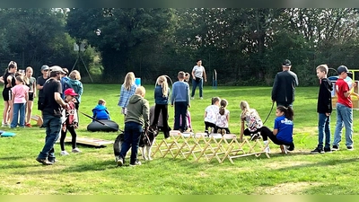 Gemeinsam mit ihren vierbeinigen Freunden erlebten die 25 Kinder aus Schirmitz und Irchenrieth einen abwechslungsreichen Ferientag beim Weidener Zug- und Begleithundeverein.<br> (Bild: Thomas Ruhland)