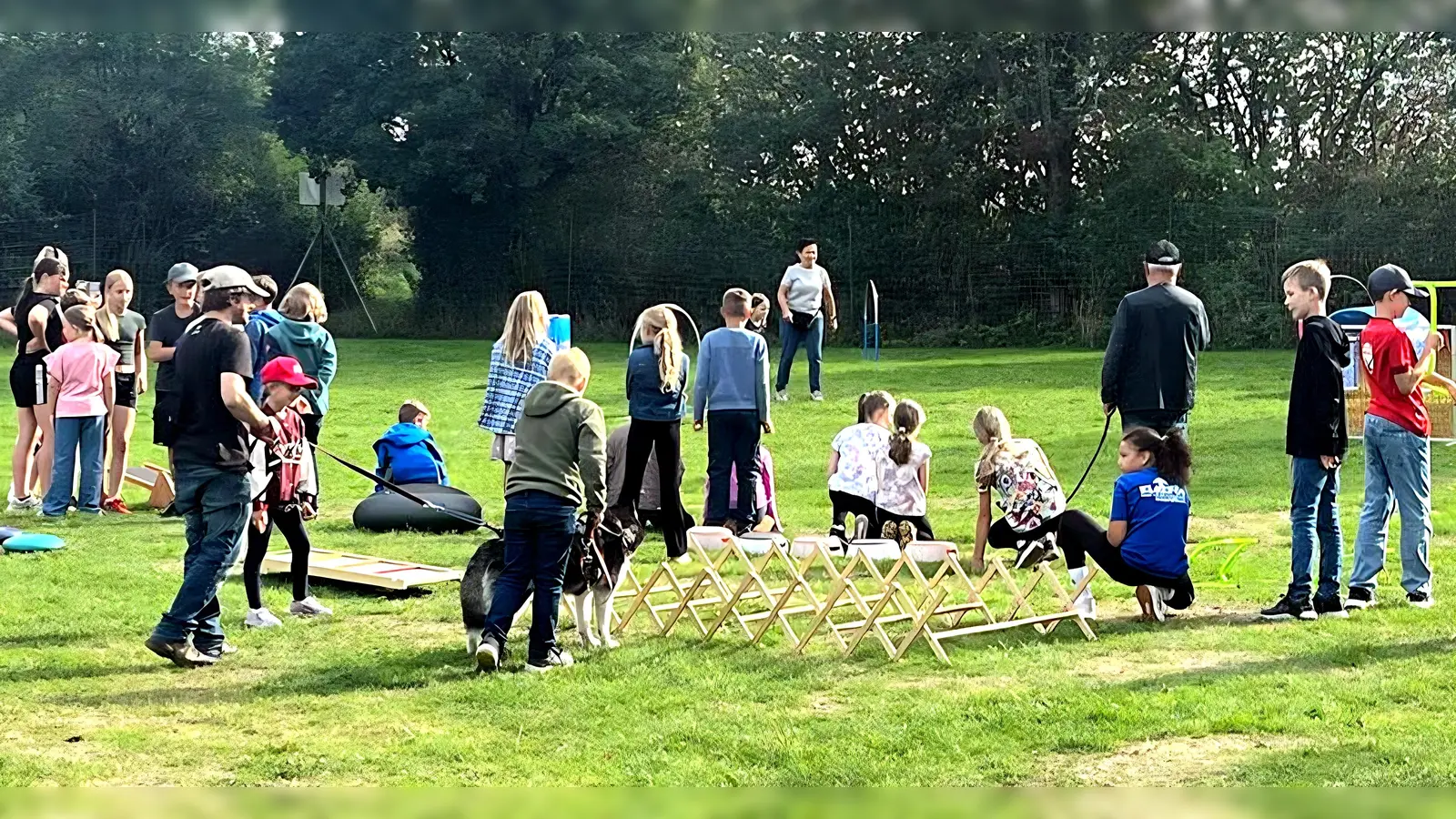 Gemeinsam mit ihren vierbeinigen Freunden erlebten die 25 Kinder aus Schirmitz und Irchenrieth einen abwechslungsreichen Ferientag beim Weidener Zug- und Begleithundeverein.<br> (Bild: Thomas Ruhland)