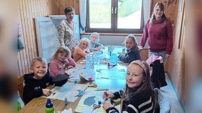 Ein Teil der Kinder mit den Jugendbetreuerinnen Sonja Gleißner und Karina Bauer (Bild: Ulrike Schulhauser)