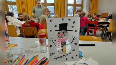 Fröhliche Schneemänner bastelten die Kinder während der „Wir warten aufs Christkind”-Stunden im Burkhardsreuther Schulhaus. (Bild: Bernhard Piegsa)