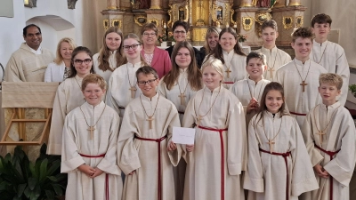 (von links) erste Reihe: Thomas Seidl, Christoph Lederer, Annika Siegert, Emma Weiß, Laurenz Sachsenhauser<br>zweite Reihe: Sophie Lederer, Regina Sachsenhauser, Charlotte Herrnberger, Elias Siegert, Sebastian Lederer<br>hinten: Pfarrer Benny, PGR-Sprecherin Annette Nübler, Annabelle Thiele, Mesnerin Hildegard Nübler, Ministrantenbetreuerin Stephanie Lederer, Dr. Dagmar Schwirzer, Helena Lederer, Korbinian Schwirzer, Leopold Sachsenhauser (Bild: Stephanie Lederer)