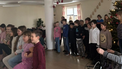 Die Schülerinnen und Schüler der 3./4. Klassen beim Besuch im Altenheim. (Bild: Siegfried Seeliger)