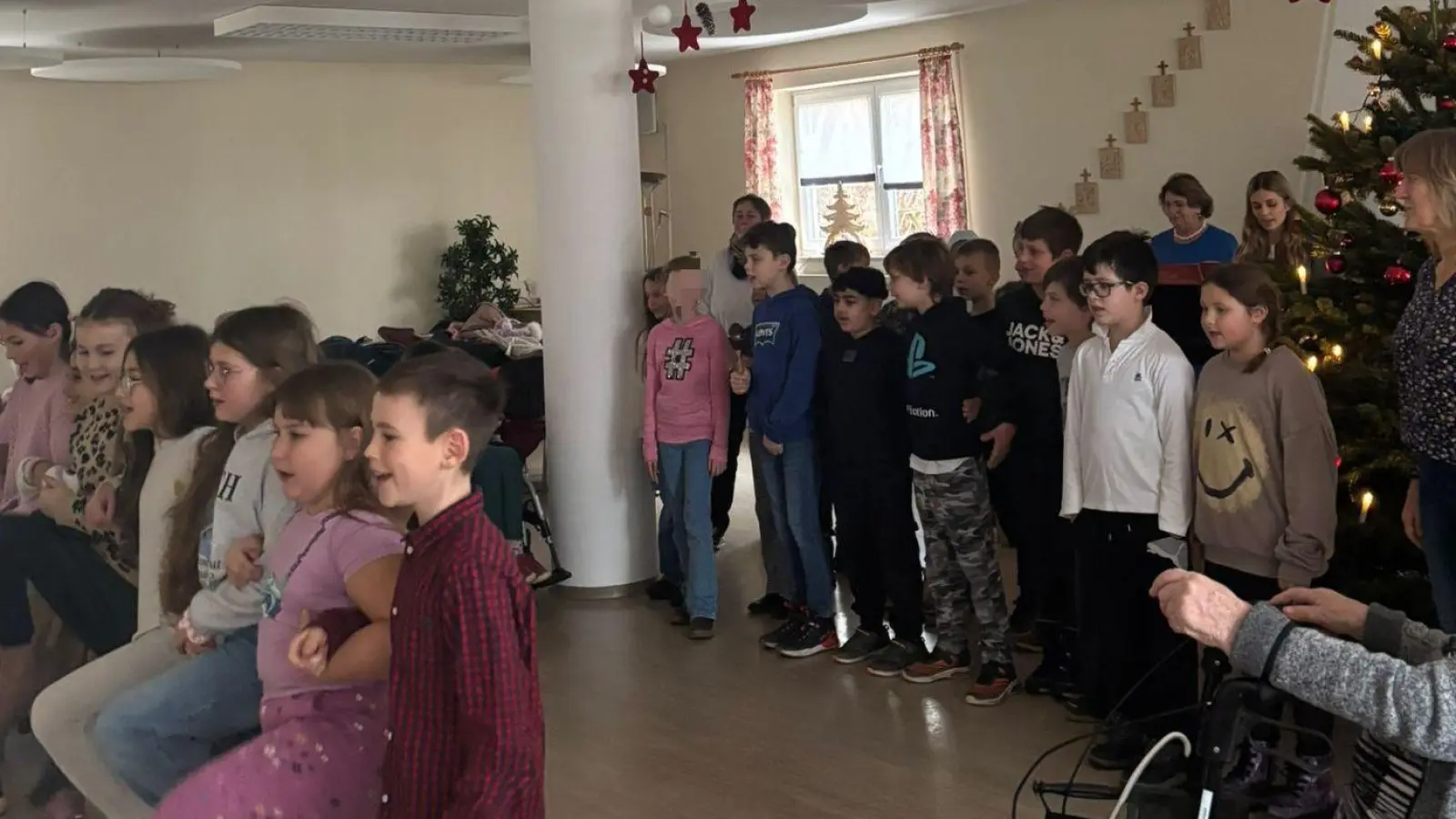 Die Schülerinnen und Schüler der 3./4. Klassen beim Besuch im Altenheim. (Bild: Siegfried Seeliger)