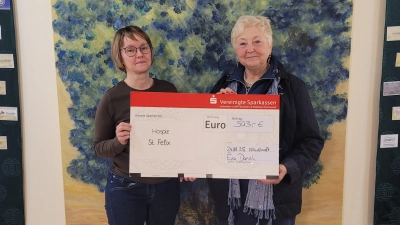 Susanne Wagner bedankt sich bei Eva Danzl für die Spende, die bei dem Konzert gesammelt wurde. (Bild: Andrea Storch-Mayerhofer)